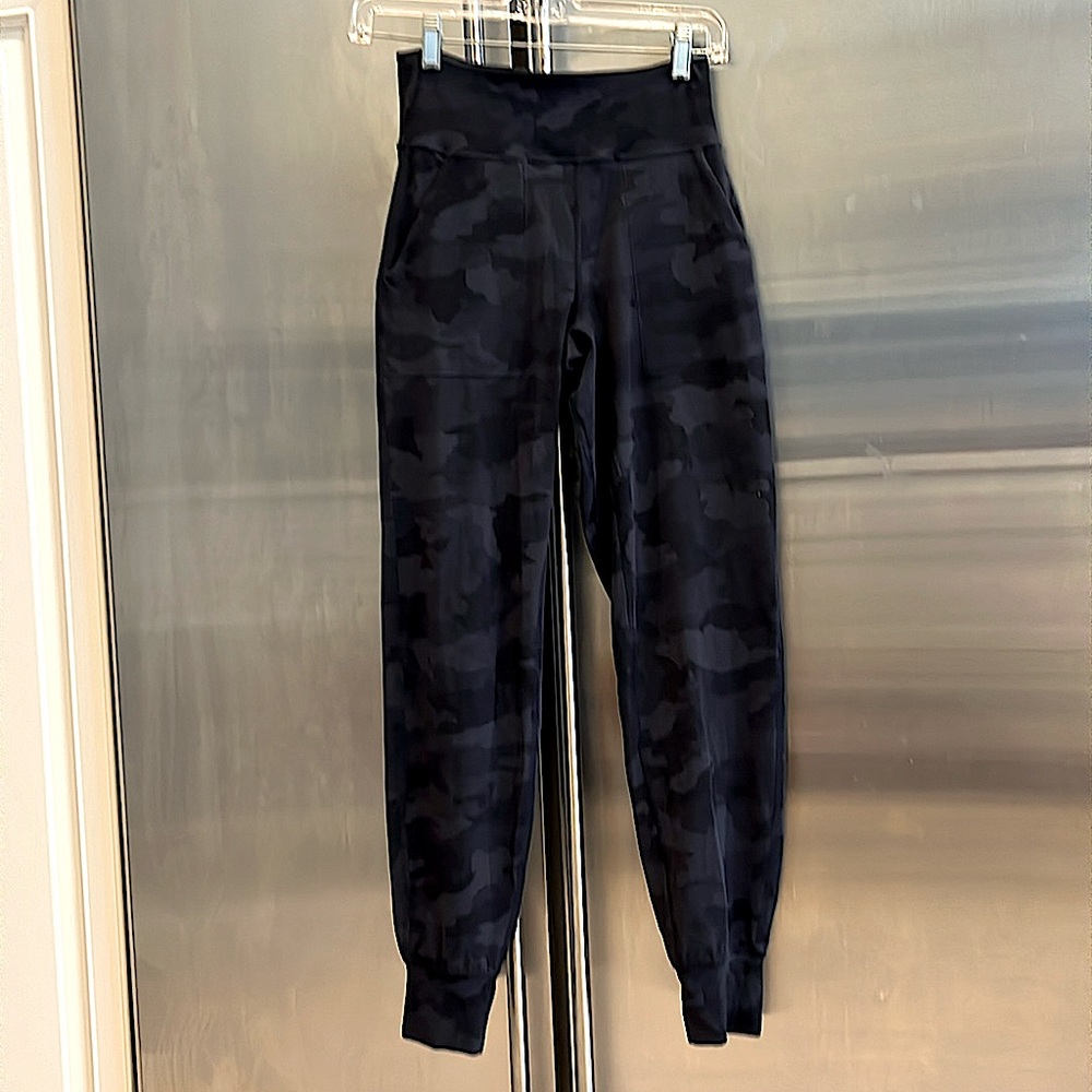 Lululemon woman’s high rise pant with pockets